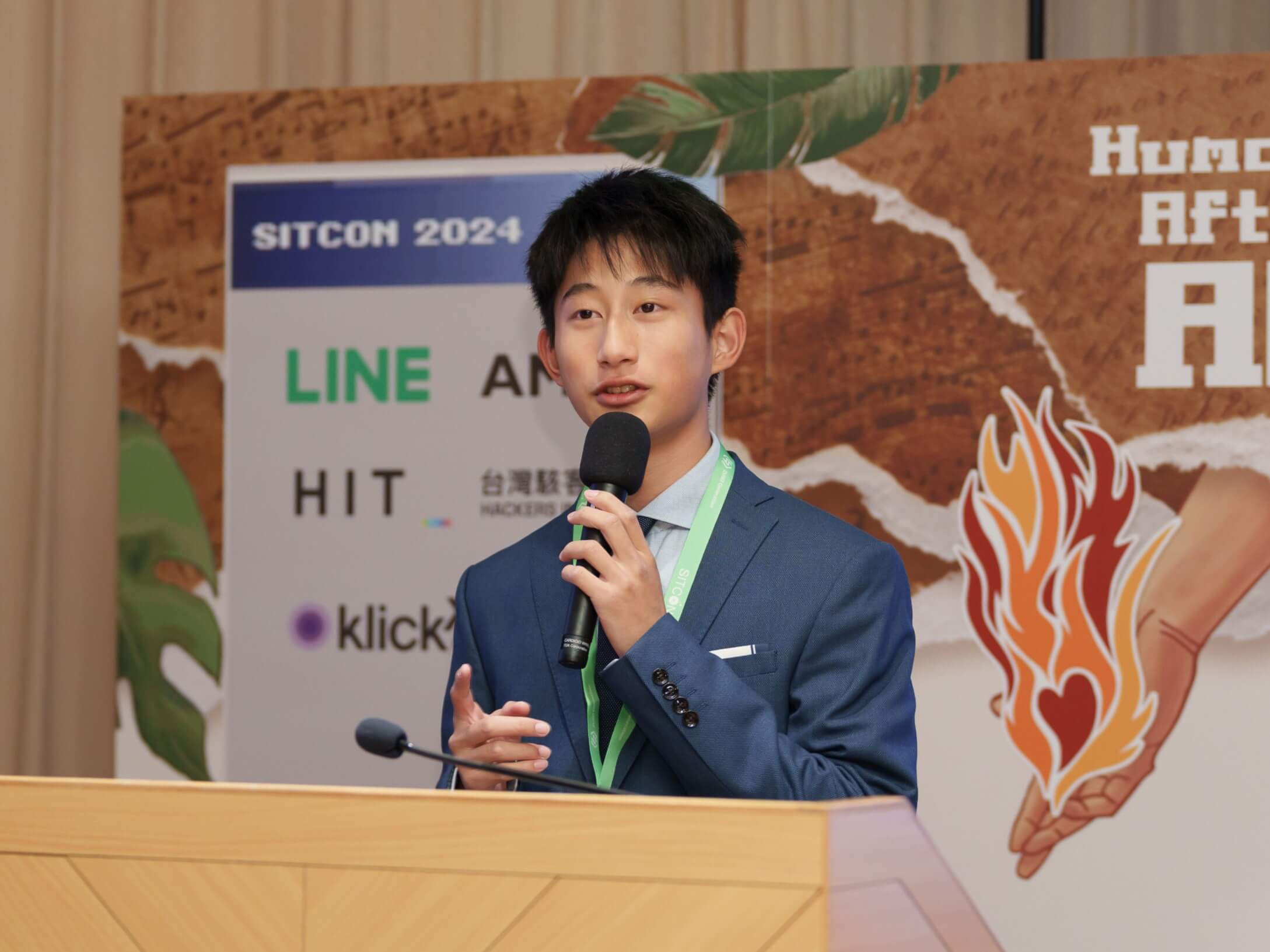 Elvis Mao presenting a talk about iPhone programming at SITCON 2024 conference